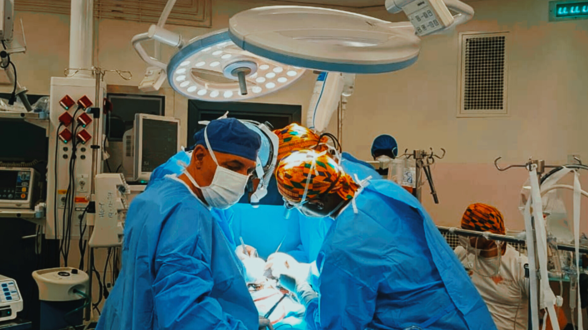 Cameroun| Cœurs fragiles, mains expertes : dans le bloc opératoire de l&rsquo;Hôpital Général de Yaoundé, des enfants renaissent à chaque point de suture