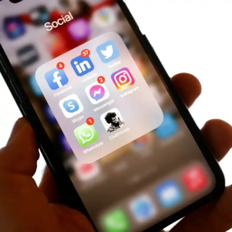 Un Telephone Portable Dont L Ecran Affiche Plusieurs Applications Dediees Aux Reseaux Sociaux 1164989